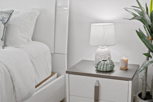 Ένα ή περισσότερα κρεβάτια σε δωμάτιο στο Beach Front 2 Bed Condo - Pool & Tiki Bar