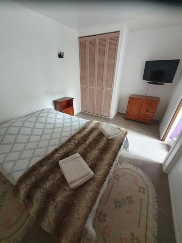 une chambre avec un lit avec une couverture dessus dans l'établissement appartement 2 pieces, à Deauville