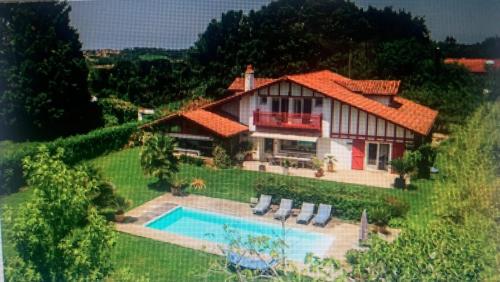 an image of a house with a swimming pool at Maison d'exception à Arbonne, piscine privée saisonnière. in Arbonne