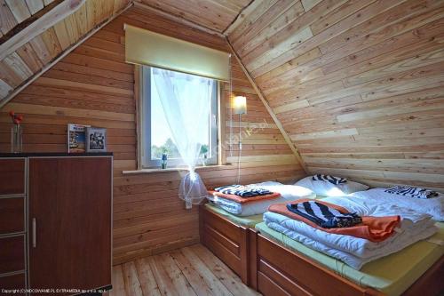 Ένα ή περισσότερα κρεβάτια σε δωμάτιο στο Domki Letniskowe Amelia