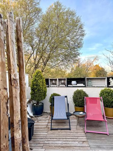 a deck with two chairs and a table at Superbe appartement terrasse Sorgues - Avignon in Sorgues