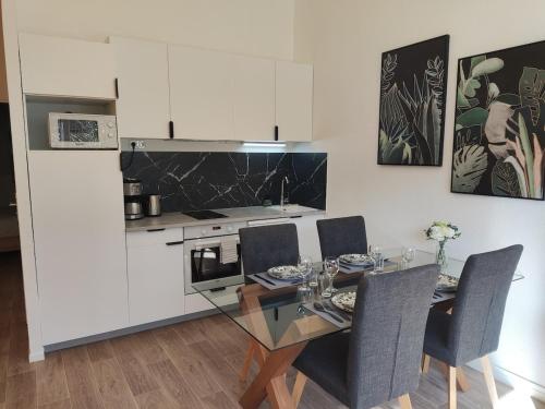 - une cuisine avec une table à manger et des chaises dans l'établissement TOK TOK S1 Appartement 1Ch Moderne Plein Centre, à Seclin