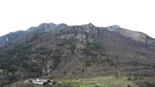 アパートメントから撮影された、または一般的な山の景色