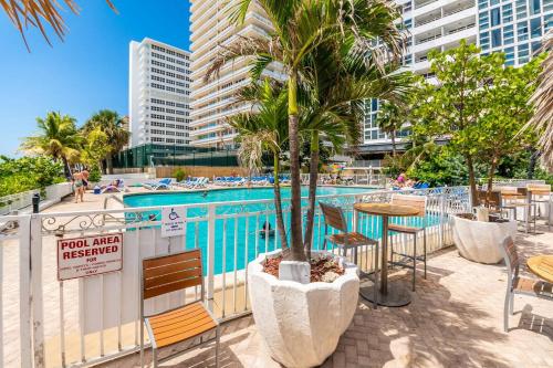 Πισίνα στο ή κοντά στο Beach Front 2 Bed Condo - Pool & Tiki Bar