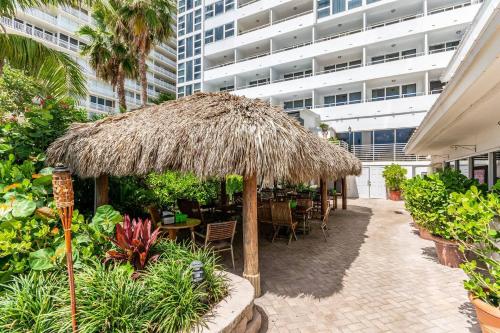 Κήπος έξω από το Beach Front 2 Bed Condo - Pool & Tiki Bar