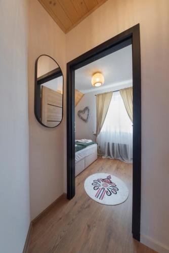 Ein Bett oder Betten in einem Zimmer der Unterkunft MICHAŁÓWKA - Domek w Górach przy Lesie - Energylandia