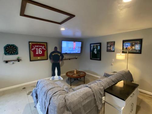 Una sala de estar con un sofá y un televisor. en Green Bay Packer Game House or Resch Expo less than 1 mile from Lambeau Field, en Green Bay