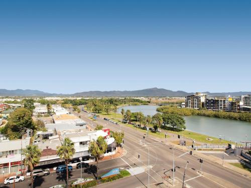 Oaks Townsville Gateway Suites في تاونزفيل: اطلالة جوية على مدينة بها نهر