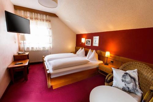 Tempat tidur dalam kamar di Wallner - Hotel & Wirt