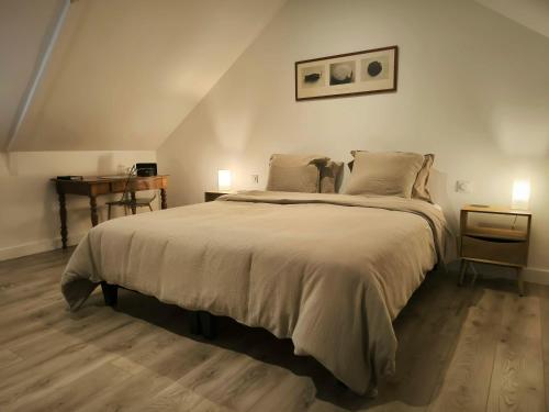 une chambre avec un grand lit et une table dans l'établissement Stagadenn, à Camors