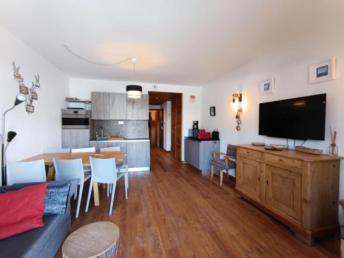 un salon avec une télévision et une salle à manger dans l'établissement Résidence Loup Argente - Superbe appartement luxe - Terrasse - Sud MAE-8384, à Montgenèvre