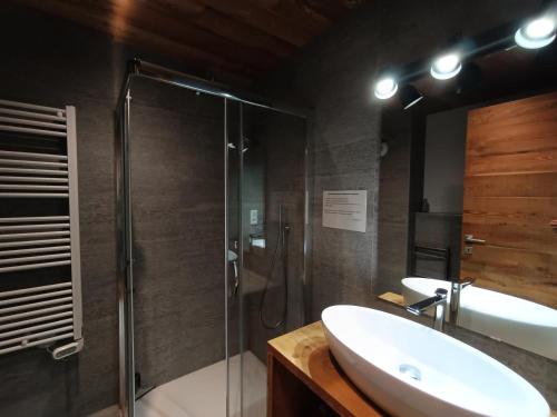 une salle de bain avec une douche en verre et un lavabo dans l'établissement Résidence Loup Argente - Superbe appartement luxe - Terrasse - Sud MAE-8384, à Montgenèvre