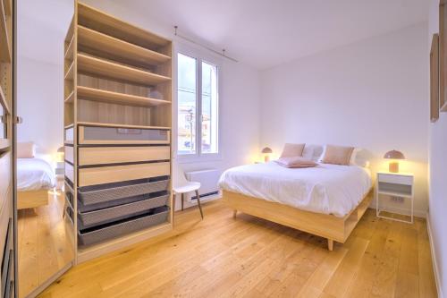 une chambre avec un lit et un grand placard dans l'établissement Antibes Secret Garden, à Antibes