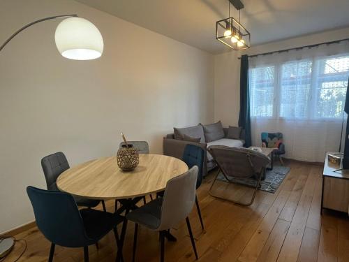 un salon avec une table, des chaises et un canapé dans l'établissement Charmant appartement 3 pièces, à Paris