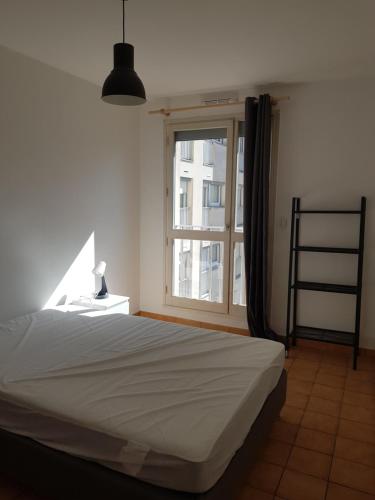 une chambre avec un lit et une fenêtre dans l'établissement Chambre calme privée avec lit double en Colocation, à Nancy