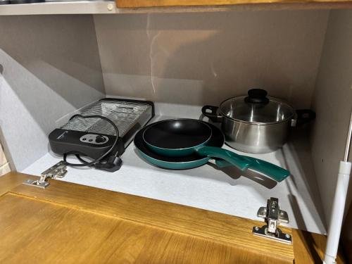 a kitchen counter with a pot and a pan on it at Casa Azacanes in Sanlúcar de Barrameda