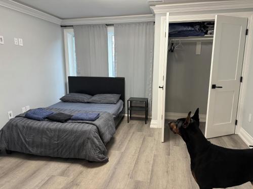 Ένα ή περισσότερα κρεβάτια σε δωμάτιο στο Oshawa Connect - Prime Location, Modern Space