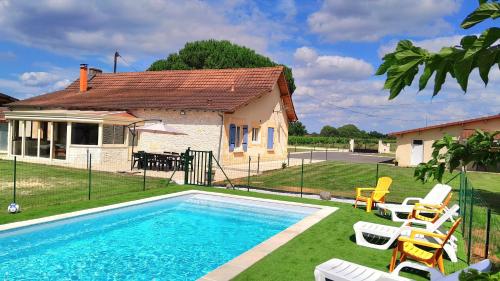 une maison avec une piscine et des chaises longues dans l'établissement Gite du Conty, à Bergerac