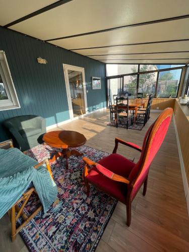 - un salon avec des chaises, une table et un tapis dans l'établissement Pont L'Abbé Townhouse, à Pont-lʼAbbé