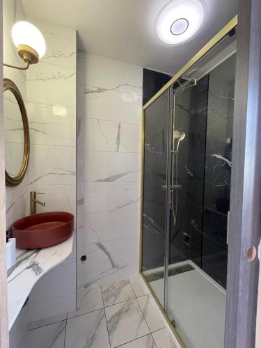 une salle de bain avec une douche en verre et un lavabo dans l'établissement Pont L'Abbé Townhouse, à Pont-lʼAbbé