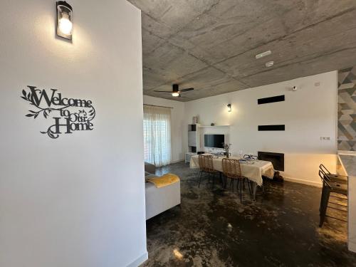 Una sala de estar con una mesa y un comedor. en Casa Rural Altos de María, en La Campana