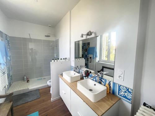 une salle de bain blanche avec deux lavabos et une douche dans l'établissement Great big house, à Saint-Paul-lès-Dax