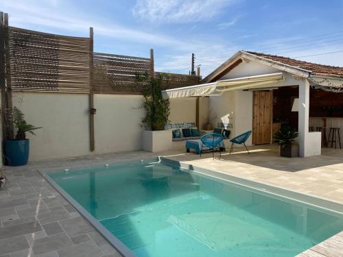 une piscine devant une maison dans l'établissement Great big house, à Saint-Paul-lès-Dax