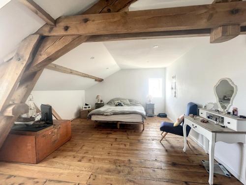 une chambre avec un lit et un bureau avec un ordinateur dans l'établissement Great big house, à Saint-Paul-lès-Dax