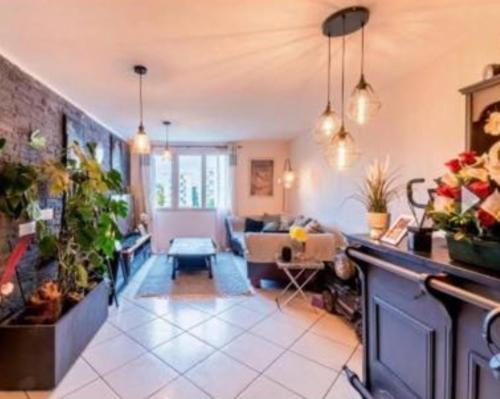 un salon rempli de nombreuses plantes dans l'établissement Le Havre Saintprio, à Saint-Priest