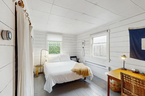 Postel nebo postele na pokoji v ubytování Historic Shore Cottage
