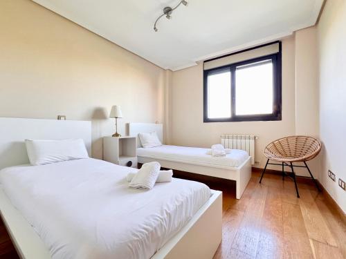 a bedroom with two beds and a window at Apartamento Olmeca - Monabri in Santander