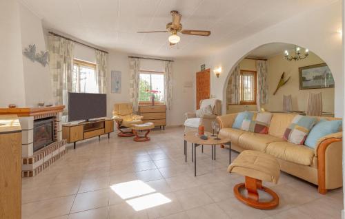 a living room with a couch and a tv at Urb San Luis in Torrevieja