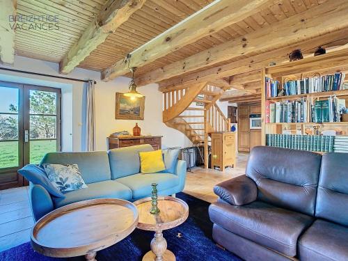 un salon avec un canapé et une table dans l'établissement Penty Kergonan avec belle vue mer - Crozon, Bretagne, à Crozon