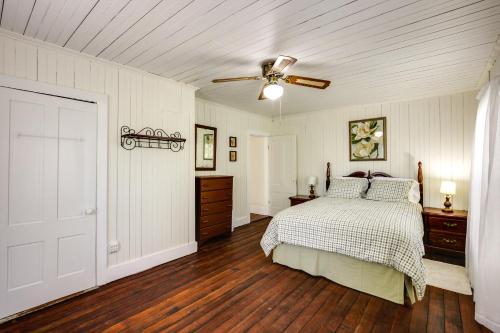 Ένα ή περισσότερα κρεβάτια σε δωμάτιο στο Peaceful Pomona Park Home 1 Mi to Lake Broward!
