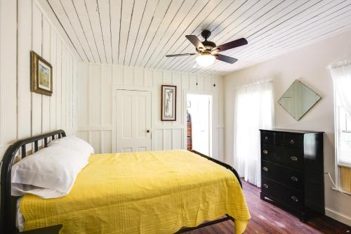 a bedroom with a bed and a ceiling fan at Peaceful Pomona Park Home 1 Mi to Lake Broward! in Satsuma