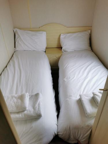 two beds sitting next to each other in a room at Culver in Newport
