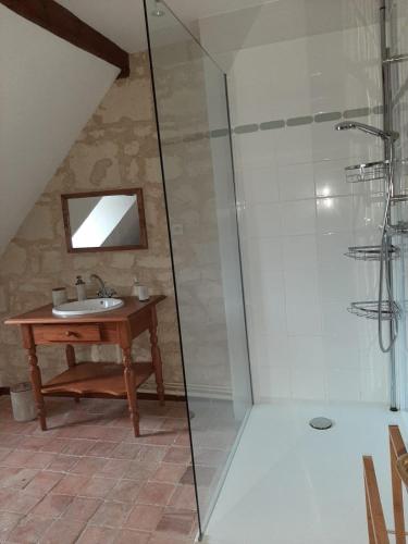 une salle de bain avec douche et lavabo dans l'établissement Au pied du Lavoir chambre Germaine, à Grézillé