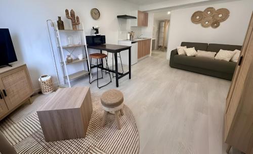 un salon avec un canapé et une table dans l'établissement Studio Maya Mexican Style, à Cognac