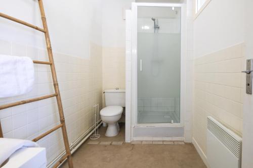 une salle de bain avec toilettes et douche en verre dans l'établissement Panoramic, view and comfort, à Périgueux