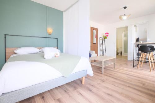 - une chambre avec un grand lit et une salle à manger dans l'établissement Panoramic, view and comfort, à Périgueux