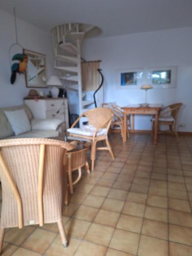 un salon avec un canapé, des chaises et une table dans l'établissement Bleu Horizon, à Cavalaire-sur-Mer