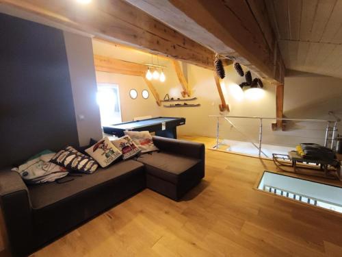 un salon avec un canapé et une table dans l'établissement Résidence Maison Bleue Charrette - Appartement-Chalet individuel refait à neuf - Luxe - Garage - MAE-5154, à Montgenèvre