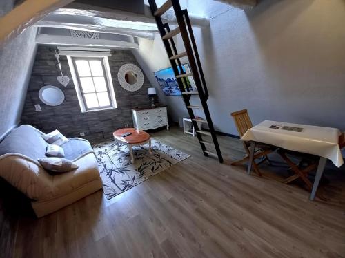 un salon avec un canapé et une table dans l'établissement Studio Noem, à Sarlat-la-Canéda