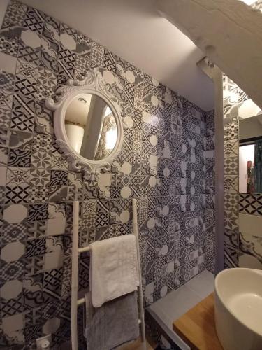 une salle de bain avec un miroir et un lavabo dans l'établissement Studio Noem, à Sarlat-la-Canéda