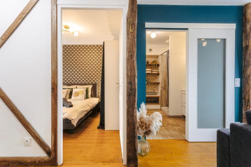 a mirror in a living room with a bed at Gatsby - Élégant, Central, Fibre, Tv 4K, Netflix, Literie Confortable in La Rochelle