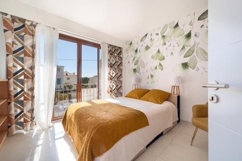une chambre avec un lit et une grande fenêtre dans l'établissement Magnifique T3 wifi, garage et climatisation à 5 min de la plage, à Beaulieu-sur-Mer