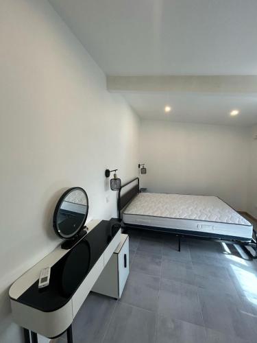 - une chambre avec un lit et un miroir dans l'établissement Gite à moins de 10 minutes de la cité médiévale de Carcassonne, à Carcassonne