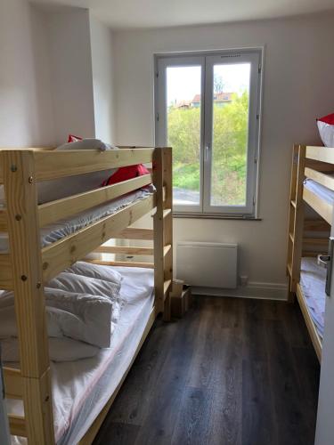 une chambre avec deux lits superposés et une fenêtre dans l'établissement Les Coteaux, à Gérardmer