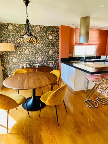 une cuisine avec une table en bois et des chaises jaunes dans l'établissement Avignon Lovely Flat, à Villeneuve-lès-Avignon