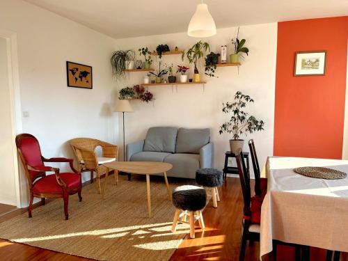 un salon avec un canapé et une table dans l'établissement Les Prairies Metro B Centre, à Rennes